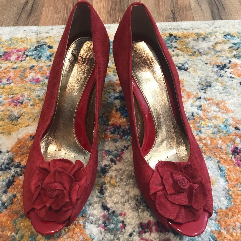 Sofft vintage style peep toe heels in Red Suede, size 7